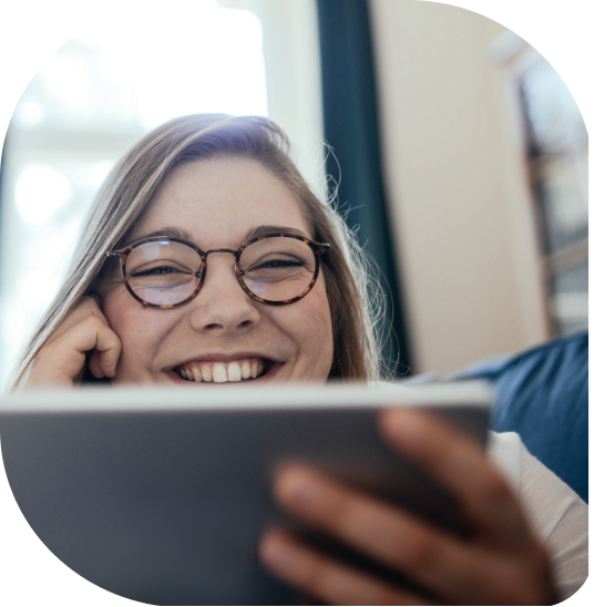Mulher olhando para tablet